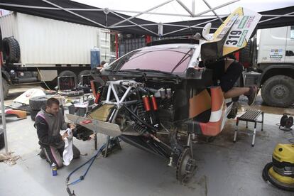 Mecánicos trabajan en el vehículo del piloto Sheikh Khalid Al Qassimi (EAU) y su copiloto Pascal Maimon (Francia) de Peugeot durante la jornada de descanso del Dakar 2017 en la Paz (Bolivia).




























