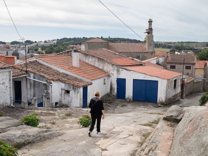 Una mujer camina por las calles de Almeida de Sayago, en Zamora, el 26 de septiembre.