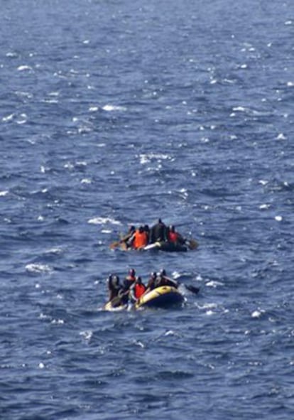 Embarcaciones hinchables con inmigrantes a bordo en aguas del Estrecho de Gibraltar, el pasado 12 de agosto.