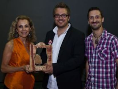 María Ángeles Fayos entrega el premio Avetid a Alberto Ibáñez y Pau Ayet