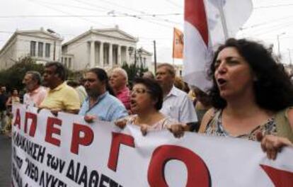 Varios profesores participan ayer en una protesta convocada en Atenas.