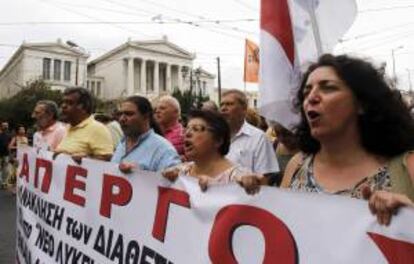 Varios profesores participan ayer en una protesta convocada en Atenas.