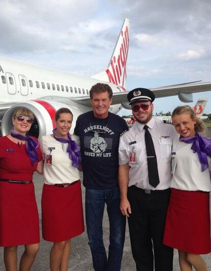 David Hasselhoff colgó en su cuenta de Twitter esta foto en la que lleva una camiseta que reza: "Hasselhoff salvó mi vida". Por si el mensaje no quedase claro, el diseño añade una ilustración de su época como 'vigilante de la playa' en la que tampoco falta su mítico salvavidas.