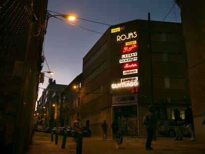 La instalación 'Hijas de rojas', del colectivo Paco Graco, en la fachada de la sala Gruta 77, en Carabanchel.