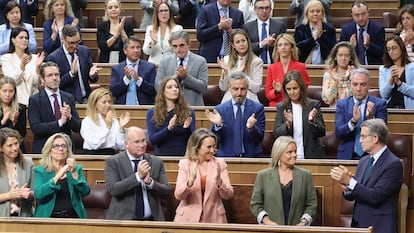 La senadora del PP Marimar Blanco acude este miércoles al Pleno del Congreso y es recibida por un largo aplauso de la bancada popular.