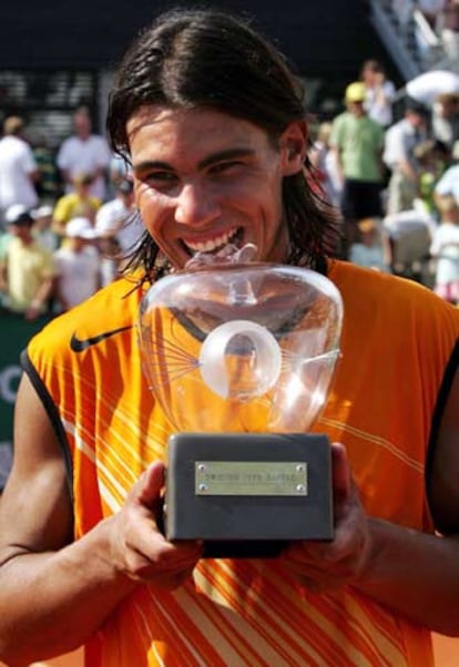 Nadal muerde el trofeo del torneo de Bastad, su séptimo título del año.