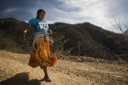 La mujeres tarahumaras tardan entre 7 y 8 horas en llegar a la meta tras corre los 80 kilómetros.