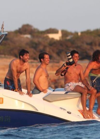 Los toreros Cayetano (izquierda) y Francisco Rivera (con la cámara de fotos), en un yate en aguas de Formentera el verano pasado.