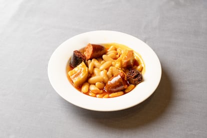 Fabada elaborada por la Sidrería Prida, en Nava (Asturias). Imagen proporcionada por Gustatio.