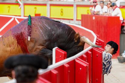 El toro 'Estornino' trata de coger al subalterno Miguel Murillo por encima del burladero.