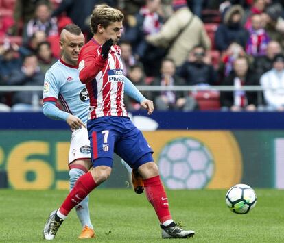 Antoine Griezmann y el centrocampista del Celta de Vigo, Stanislav Lobotka, disputan el balón.