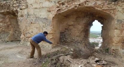 Raúl Cortés, limpiando el castillo de Morón.
