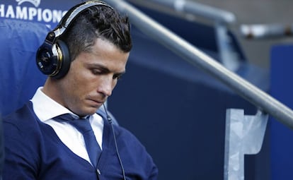 Cristiano Ronaldo en el banquillo del Etihad.