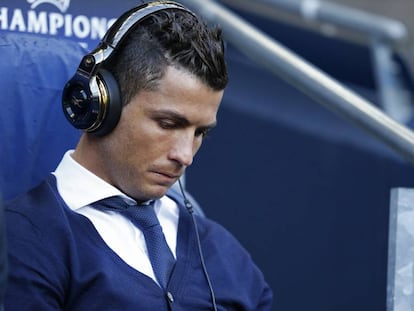 Cristiano Ronaldo en el banquillo del Etihad.