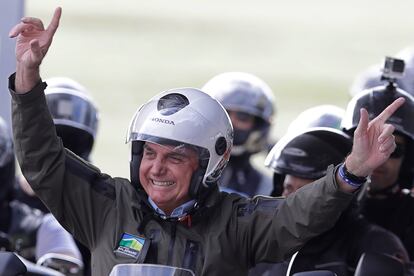 Bolsonaro em passeio de moto em Brasília neste domingo.