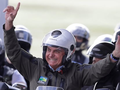 Bolsonaro em passeio de moto em Brasília neste domingo.
