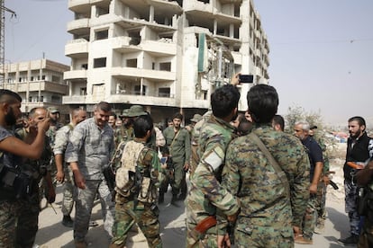 Varias soldados del Ejército sirio entrando en la ciudad sitiada de Daraya.