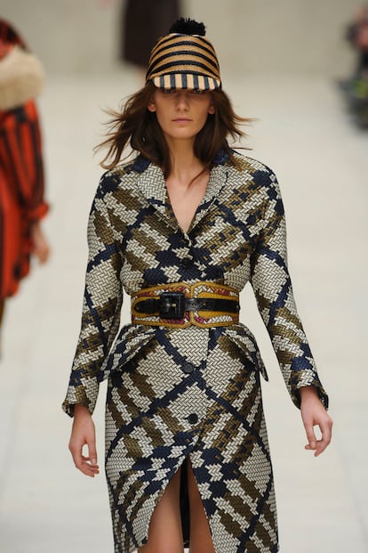 Ligeramente almidonada y estampada. Es de Burberry Primavera/Verano 2012.