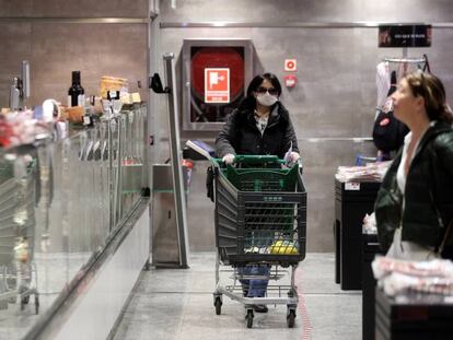 Varias personas hacen la compra en un supermercado en Madrid. 