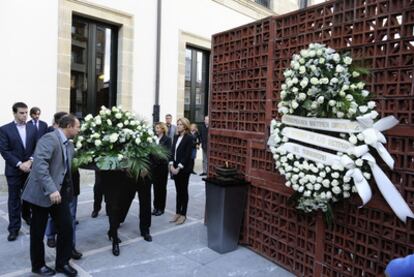 Los dos ramos de flores que reflejaron ayer la división política en el Parlamento ante el Día de la Memoria.