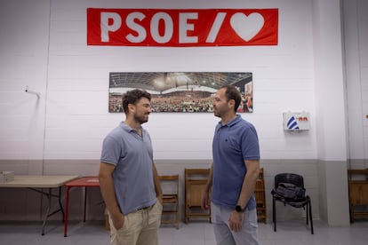 Daniel Valdivia (izquierda), de 29 años, y Juan Carlos Delgado, de 44, el miércoles en la sede de su partido en Dos Hermanas (Sevilla).