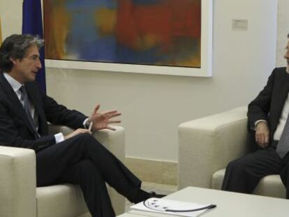 El jefe del Ejecutivo, Mariano Rajoy, durante la reuni&oacute;n con el presidente de la FEMP, &Iacute;&ntilde;igo de la Serna. 