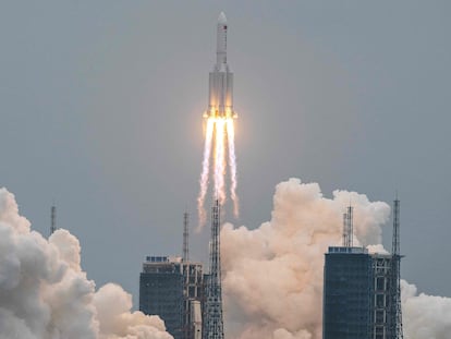 Lanzamiento del cohete 'Larga Marcha-5B', que transporta el primer módulo de la estación espacial china.