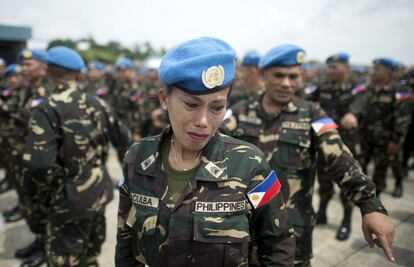 Una militar de la ONU filipina llora durante una ceremonia de despedida en la base aérea de Villamor en Manila. 157 soldados serán desplegados como fuerza de paz de Naciones Unidas en Haití.