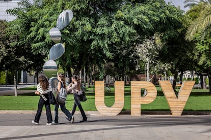 Jóvenes estudiantes de la Universidad Politècnica de València, que ha promovido el podcast de salud mental 'Magobio'.