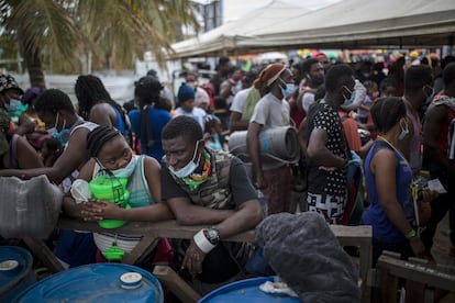 Migrantes haitianos se congregan para abordar un bote a Capurganá, cerca de la frontera con Panamá, en Necoclí, Colombia, el pasado 28 de julio.