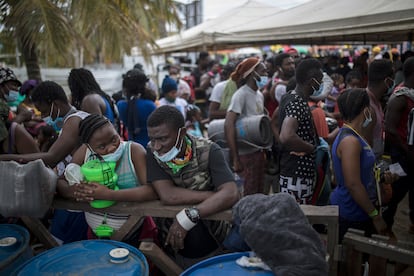 Haitian migrants in the Colombian city of Necoclí.