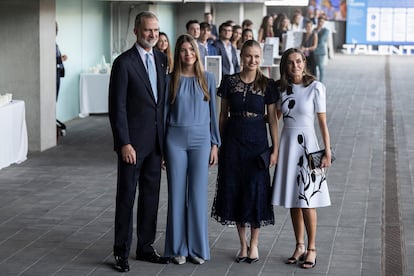 Felipe VI y doña Letizia, junto a sus hijas visitan este miércoles el Foro de Talento. 