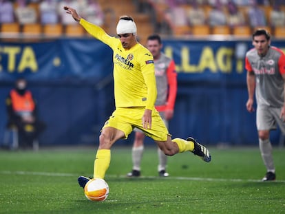 Gerard Moreno, con un vendaje en la cabeza, marca el gol de la victoria del Villarreal ante Salzburg de penalti este jueves en el estadio de La Cerámica.