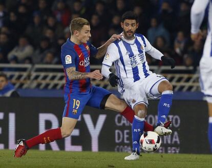 El delantero de la Real Sociedad Carlos Alberto Vela (d) es presionado por el el defensa del Barcelona Lucas Digne.