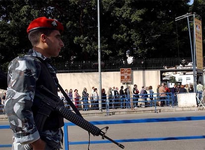 Un soldado libanés monta guardia mientras franceses de origen libanés hacen cola para votar en la embajada francesa en Beirut.