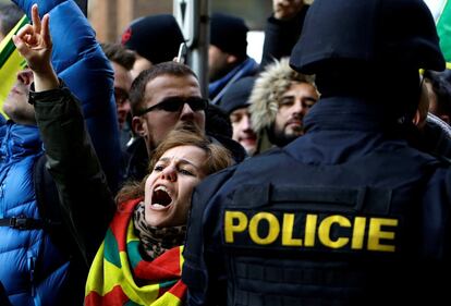 Partidarios del ex líder del Partido de la Unión Democrática Kurda (PYD), Saleh Muslim, gritan consignas frente a un tribunal checo, que liberó a musulmanes de su custodia, en Praga (República Checa). 