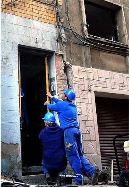 Operarios colocando puntales en el número 8 de Conca de Tremp, en el Carmel.