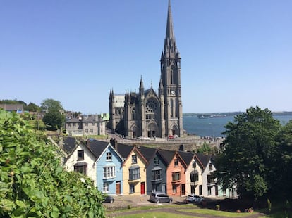 Típicas casas de colores de Cobh, con la catedral de St. Colman’s detrás. 