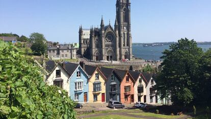 Típicas casas de colores de Cobh, con la catedral de St. Colman’s detrás.