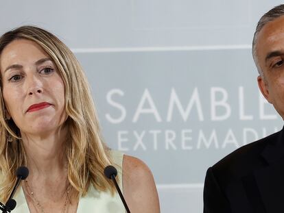 La presidenta del PP de Extremadura, María Guardiola, el portavoz de Vox en la Asamblea de Extremadura, Ángel Pelayo Gordillo, durante una rueda de prensa posterior a la firma del acuerdo entre PP y Vox esta mañana en Mérida.