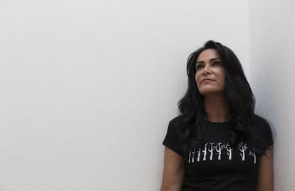 <b>Lydia Cacho (premio 2008)</b> “Ya te lo dijimos, pinche puta, no te metas con nosotros, se ve que no aprendiste con la vueltecita que te dieron. La que te va a tocar va a ser en pedacitos, así te vamos a mandar a casa, en pedacitos, pendeja”. Esta llamada fue definitiva para que Lydia Cacho abandonara México en 2012. El acoso comenzó en 2005 tras la publicación de 'Los demonios del Edén', en el que denunció una red de pornografía infantil en la que estaban involucrados políticos y empresarios de su país. Cacho también ha escrito sobre violencia de género y feminicidio en un país en el que son asesinadas seis mujeres al día.