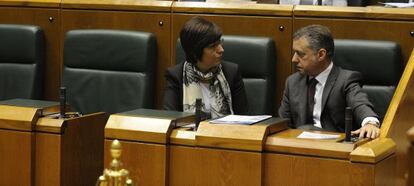 La consejera de Seguridad, Estefanía Beltrán de Heredia, habla con el 'lehendakari' Iñigo Urkullu en el pleno del Parlamento vasco.