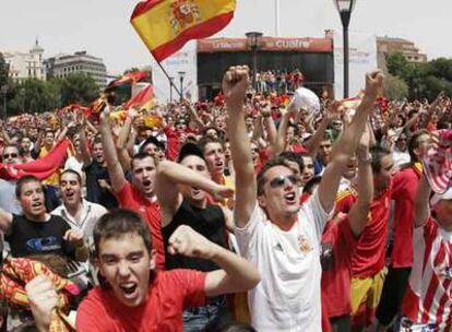 Aficionados siguen en la madrileña plaza de Colón un partido de España en el pasado Mundial.