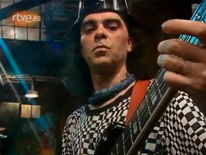 Imagen de de TVE en la que aparece Salo tocando en la grabación que realizó Extremoduro en el programa 'Plastic'.