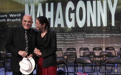 Romero y Alicia Moreno en la presentación de 'Ascenso y caída de la ciudad de Mahagonny'.