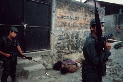 'Marido y mujer son interrogados'. El Salvador. 1982