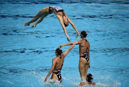 Las españolas realizan uno de los saltos en la final por equipos en la que terminaron quintas.