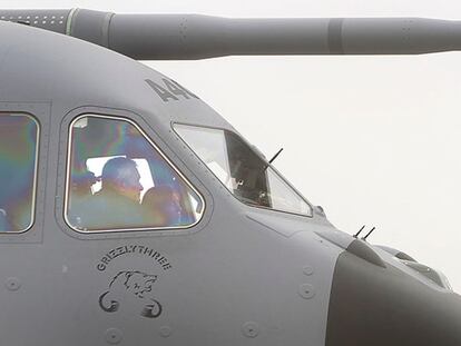 Primer vuelo del A400M con carga, el aparato ha volado desde Tolusse (Francia) a Sevilla. La ministra de defensa Carmen Chacón, el presidente de airbus military Domingo Ureña y el presidente de la Junta José Antonio Griñan han visitado el avión y la planta de esamblaje del A400M.