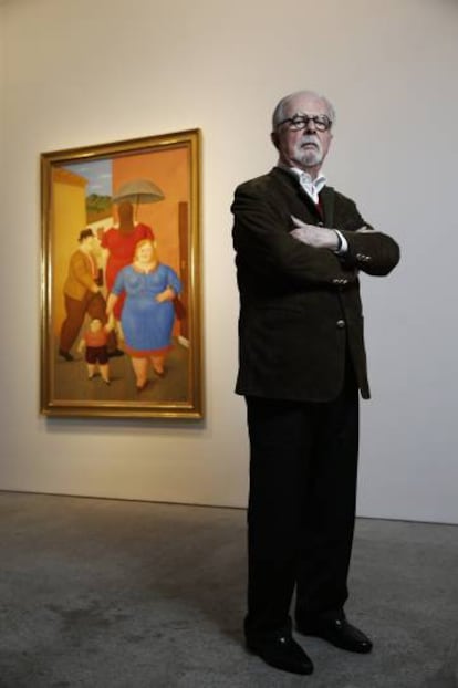 Fernando Botero, junto a su 'The Street' en la galería Marlborough de Madrid.