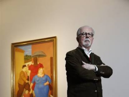 Fernando Botero, junto a su 'The Street' en la galería Marlborough de Madrid.